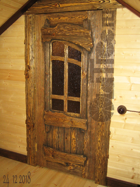 Деревянная дверь под старину с остеклением