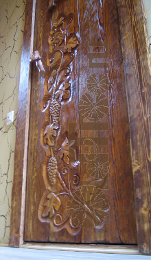 Дверь под старину из массива сосны с элементами резьбы